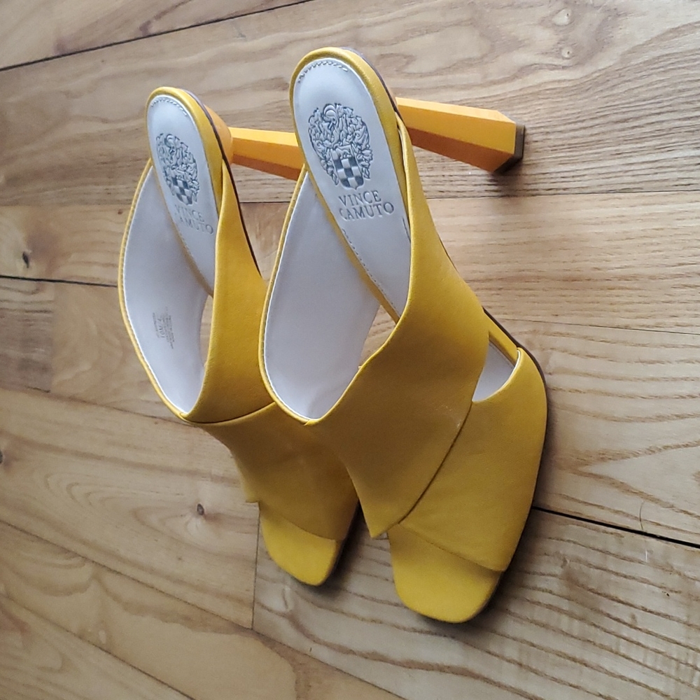 [SOLD] Vince Camuto Averessa Mules - Picture 4 of 6